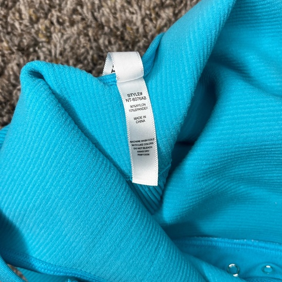 Women’s crop top lot of 3 / Two one size fits‎ all and One XS - Picture 4 of 10